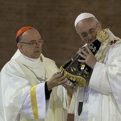 Papież Franciszek całuje figurkę Matki Bożej z Aparecidy