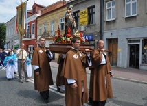 Klerycy niosą figurę i relikwiarz św. Jakuba Ap.