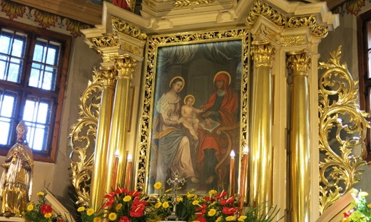 Obraz św. Anny w głównym ołtarzu.