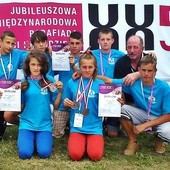 Zadowoleni i wyróżnieni młodzi sportowcy z Płońska, uczestnicy tegorocznej Parafiady