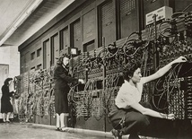 ENIAC, czyli Elektroniczny Numeryczny Integrator i Komputer, wybudowany  w połowie lat 40.  XX wieku w USA, pracował głównie na potrzeby wojska