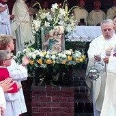  Ks. W. Lenart okadza figurkę św. Anny Samotrzeciej z Olesna
