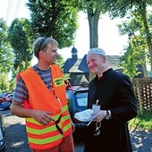 Ks. Bernard Plucik (po prawej)  z ks. Sebastianem Benszem na trasie pielgrzymki