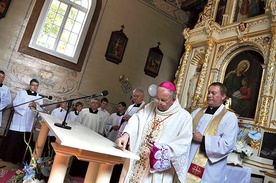 W rekonsekrowanym kościele znajduje się m.in. późnorenesansowy ołtarz główny z obrazami Matki Bożej Częstochowskiej, św. Anny i rzeźbami  apostołów Piotra i Pawła