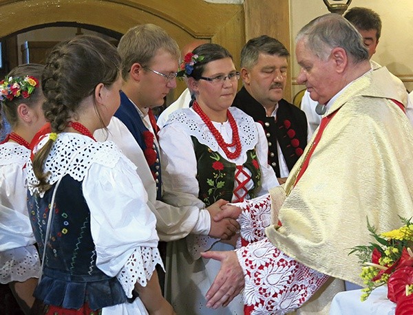 Gilowiczanie składają życzenia bp. Tadeuszowi Rakoczemu