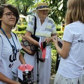 W miejscach rocznicowych obchodów obecni są wolontariusze, kwestujący na renowację powstańczych grobów