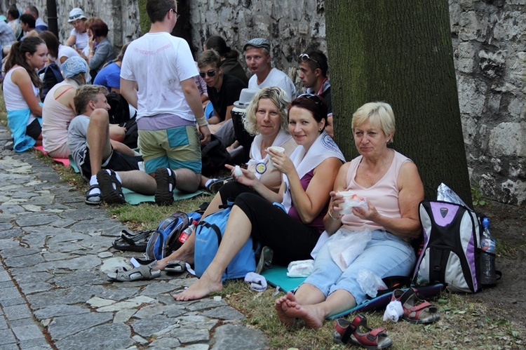 68. Pielgrzymka Rybnicka - dzień 3. - postój w Miasteczku Śl. 