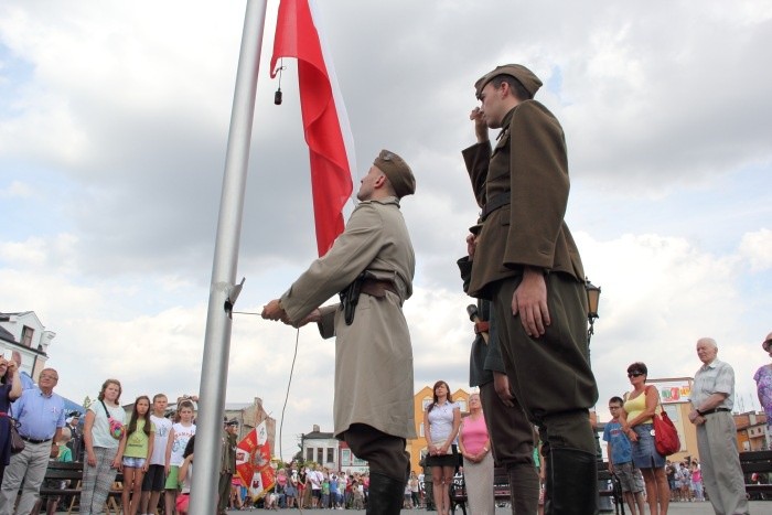 Flagę na maszt wciągają członkowie Muzealnej Grupy Rekonstrukcji Historycznej II Batalionu 18 Pułku Piechoty