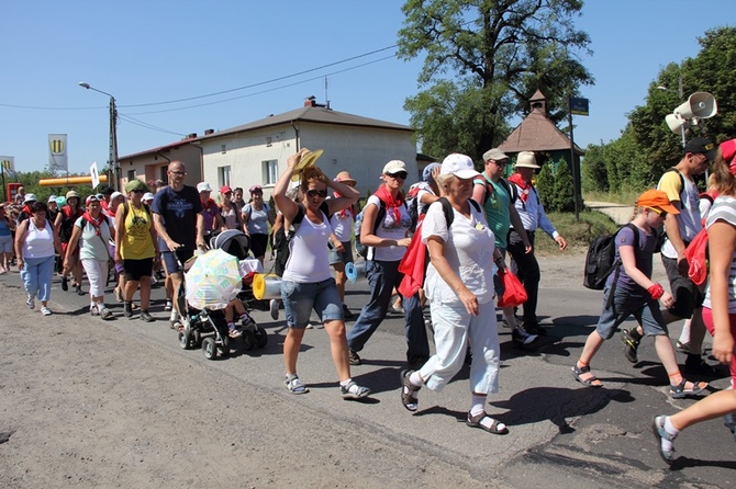 68. Pielgrzymka Rybnicka - dzień 4. - przedmieścia Częstochowy