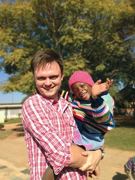 Szymon Hołownia z małym Szymonem z Zambii
