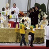 Haroldo Lucena i Maricelma da Silva z dziećmi przed papieżem Franciszkiem