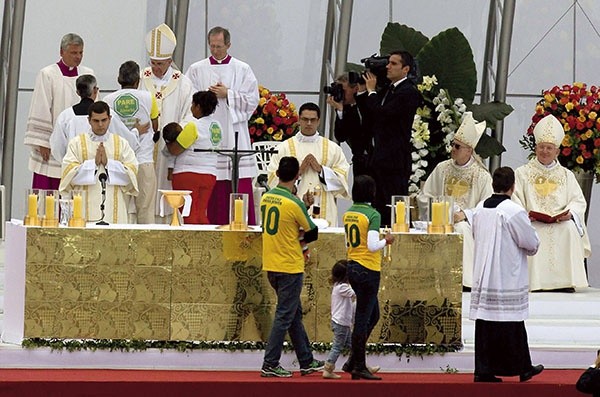 Haroldo Lucena i Maricelma da Silva z dziećmi przed papieżem Franciszkiem