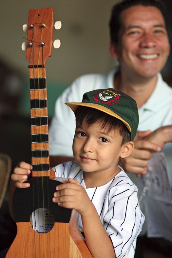 Quadro – mała czterostrunowa gitara to popularny instrument w Wenezueli