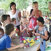 Chętnych do zrobienia kwiatów z bibuły nie brakowało