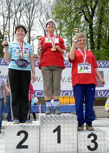 Leokadia Klimowicz na najwyższym podium podczas polanickich zawodów Pucharu Polski w nordic walking