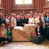 Siostry z różnych zgromadzeń zakonnych  pojechały na pielgrzymkę  do Barda Śląskiego.  Ks. Piotr Turzyński stoi z tyłu 