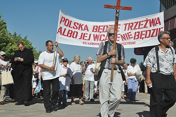 – Choroba alkoholowa dotyka nie tylko ludzi z tzw. marginesu. Zapadają na nią także osoby wykształcone: politycy, artyści, duchowni – mówił bp Cieślik