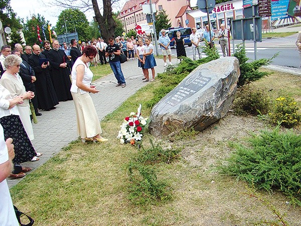  W uroczystości poświęcenia obelisku wzięli udział liczni mieszkańcy Złocieńca