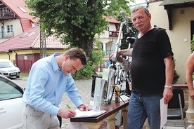 Roman Gąsienica składa podpis pod petycją przeciwko budowie wieżowców