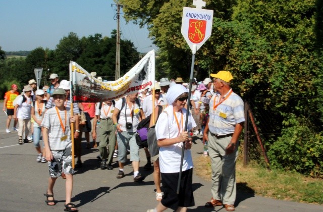 Pielgrzymi z Andrychowa wyruszają po pierwszym postoju