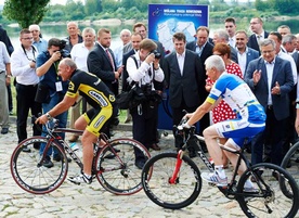 Prezydent za jazdą rowerem po wałach