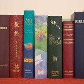 Biblia w hotelowym pokoju