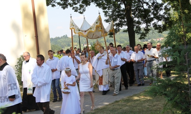 Eucharystyczna procesja wokół kryneckiego kościoła po Mszy św. odpustowej