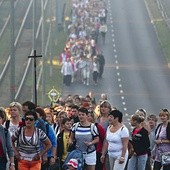 Każdego roku tysiące  pątniczek wyruszają w sierpniu  na piekarskie wzgórze