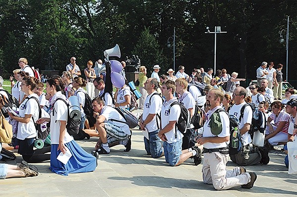 Najpiękniejszy na pielgrzymce jest moment zawierzenia Matce Bożej. Na zdjęciu 2 fioletowa na Jasnej Górze przed rokiem