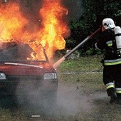 Strażacy z Gietrzwałdu pokazali akcję gaszenia płonącego samochodu