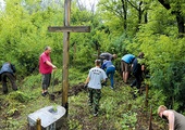 Młodzi Dolnoślązacy poświęcili kilka dni na renowację dwóch cmentarzy