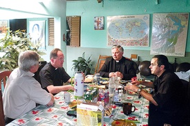 O swojej pracy opowiadali bp. Henrykowi Tomasikowi i ks. Albertowi Warso księża Szymon Sieczka (z lewej)  i Piotr Stępień (z prawej)