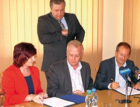 Porozumienie podpisują Lidia Kołodziejska, odpowiedzialna za finanse HSW, prezes Krzysztof Trofiniak i Jerzy Nowak – pełnomocnik prezesa zarządu  ds. klientów strategicznych PZU