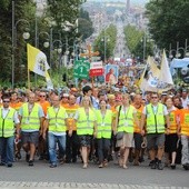 Pierwsza grupa pielgrzymki głównej - z Hałcnowa - wchodzi na szczyt