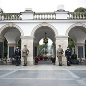 Grób Nieznanego Żołnierza przetrwał wojenną zawieruchę. Choć okupant wysadził Pałac Saski, fragment kolumnady nad grobem ocalał