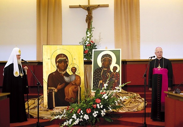 Podpisaniu orędzia towarzyszyła wymiana ikon otaczanych wielkim kultem w obu krajach: Matki Boskiej Smoleńskiej i Matki Boskiej Jasnogórskiej