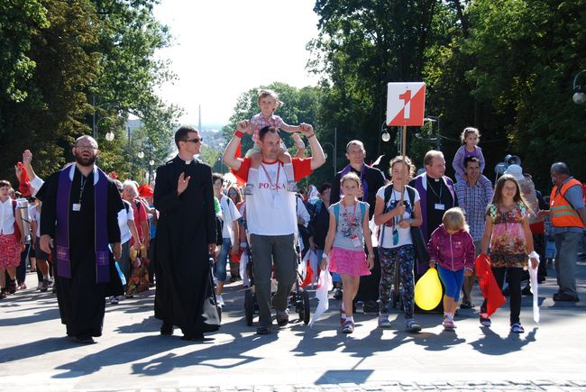 Pielgrzymi u stóp Matki