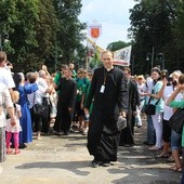 Na czele pielgrzymów z Andrychowa - ks. Tomasz Drabek