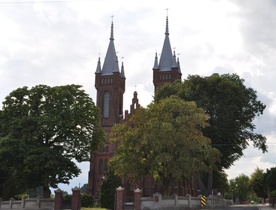 Stuletni kościół pw. Zwiastowania Pańskiego w Ligowie, w którym Czesław Kaczmarek w 1906 roku przyjął I Komunię św. i bierzmowanie, a w 1922 roku odprawił Mszę prymicyjną