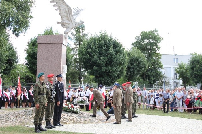 Przedstawiciele wojska składają kwiaty pod Pomnikiem Niepodległości