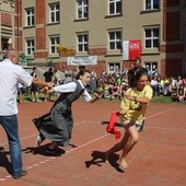 Jedna z gier salezjańskiej młodzieży to bój o czerwoną chustę