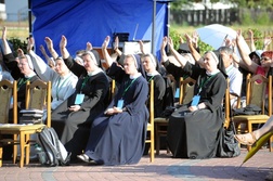 Grupa sióstr zakonnych w geście otwarcia się na działanie Ducha Świętego