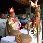 Bp Tadeusz Rakoczy z turystami na Groniu Jana Pawła II