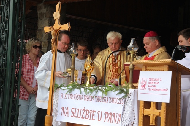 Bp Tadeusz Rakoczy z turystami na Groniu Jana Pawła II