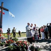 Uroczystości rozpoczęły się przy krzyżu stojącym w miejscu śmierci ks. Ignacego Skorupki