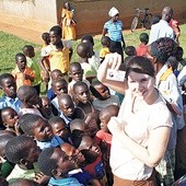 Lekarka Małgorzata Rzepecka – przedstawicielka żywieckiej Fundacji Pomocy Dzieciom – pomaga we franciszkańskiej misji w Ugandzie