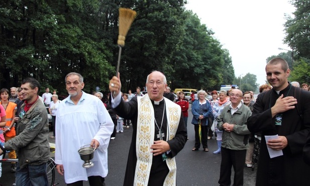 Bp Andrzej F. Dziuba nie szczędził pielgrzymom święconej wody