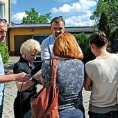 O kłopotach z wyprawkami  dla dzieci przed zbliżającym się rokiem szkolnym dziennikarzom opowiadają matki.  Pierwszy z prawej – dyrektor radomskiej Caritas ks. Grzegorz Wójcik