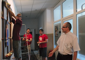 W korytarzu przed byłym biurem Instytutu rozpocznie się malowanie. Alumni (od lewej): Paweł Tobera, Mateusz Czernik i Hubert Skipirzepa robią konieczne przygotowania, a całością prac kieruje  dyrektor ks. Mariusz Wincewicz