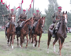 Jedną z atrakcji zlotu był pokaz oddziału ułanów w barwach 15. Pułku Ułanów Poznańskich